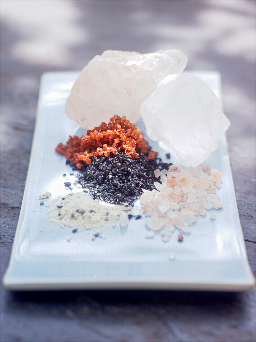 Salzkristalle, Kräutersalz, schwarzes Salz, rosa Salz
