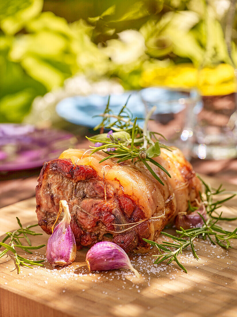 Schweinerollbraten mit Kräutern und Knoblauch