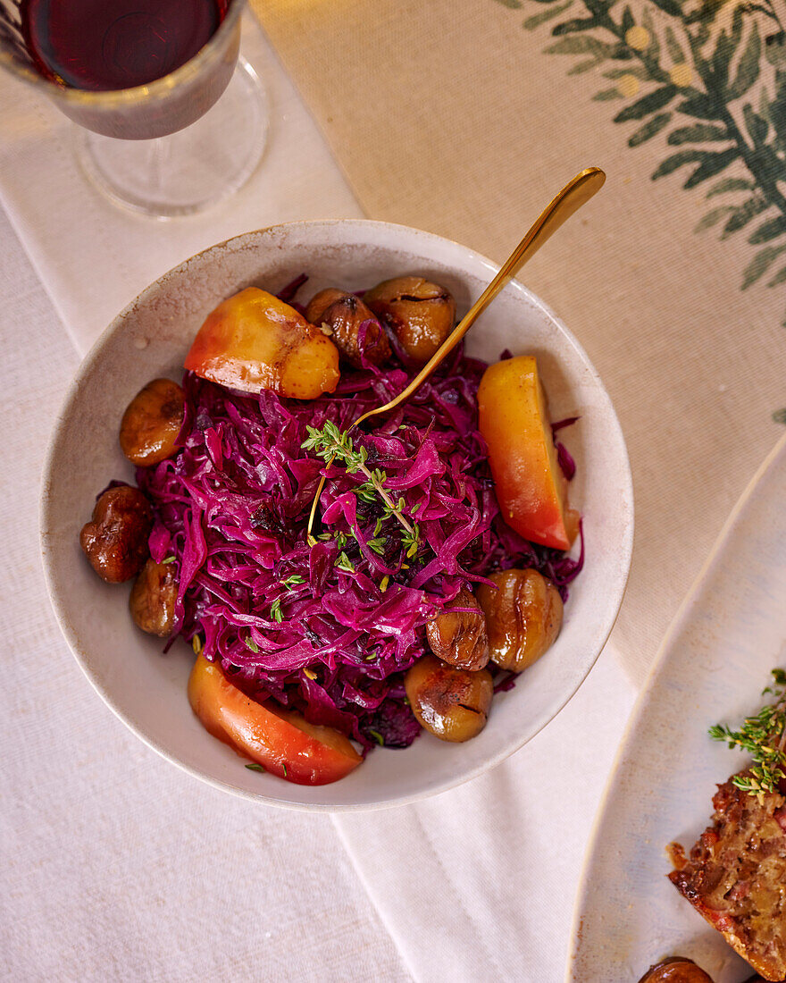 Red cabbage with chestnuts and apples