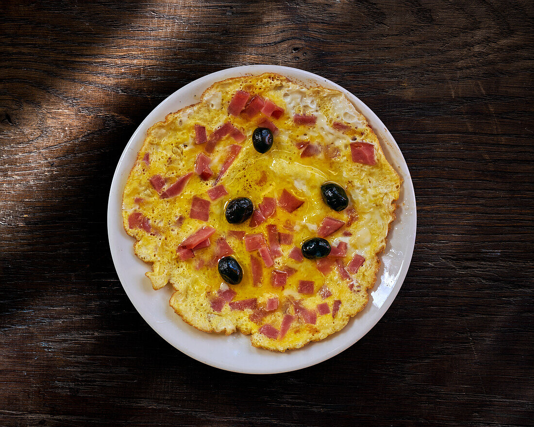 Omelette with smoked turkey and black olives
