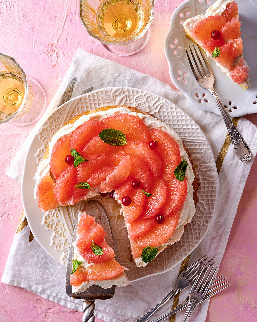 Pannukakku (Finnischer Ofenpfannkuchen) mit rosa Grapefruits