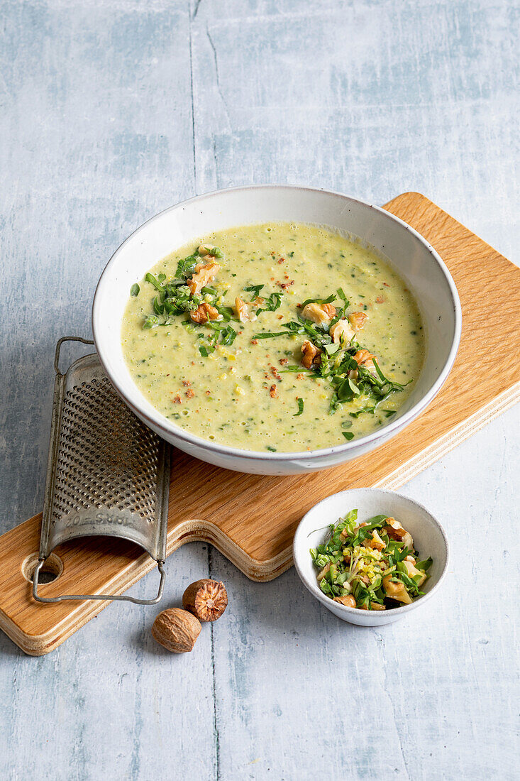 Savoy cabbage soup with chickpeas
