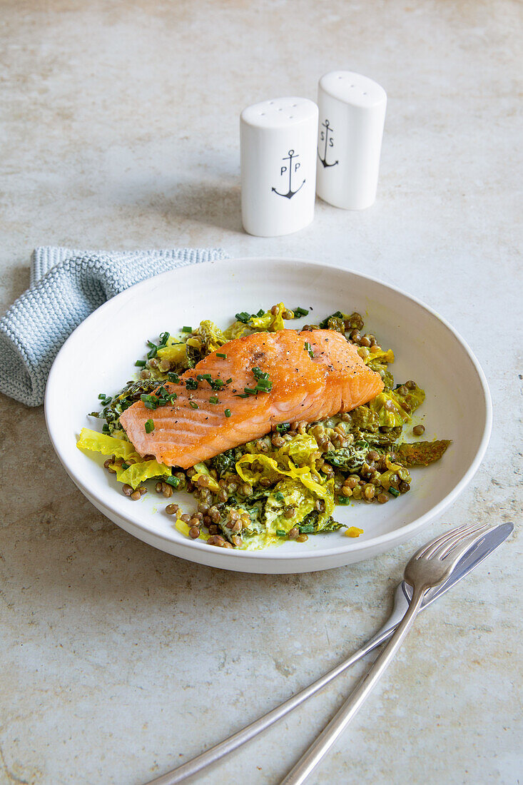 Salmon fillet on creamed savoy lentils and vegetables