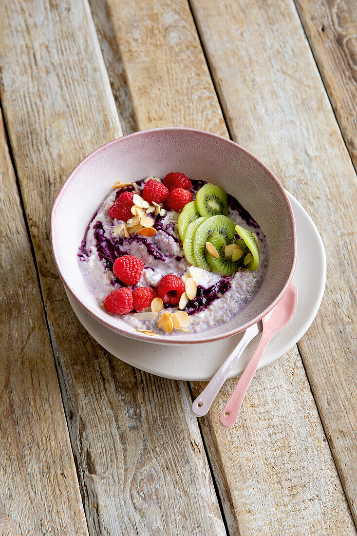 Vegane Quinoa-Mandelmilch-Bowl