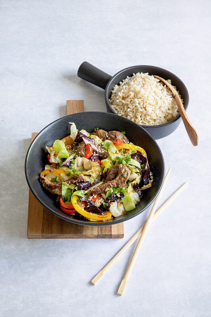 Rindfleisch-Wok mit Spitzkohl und Paprika