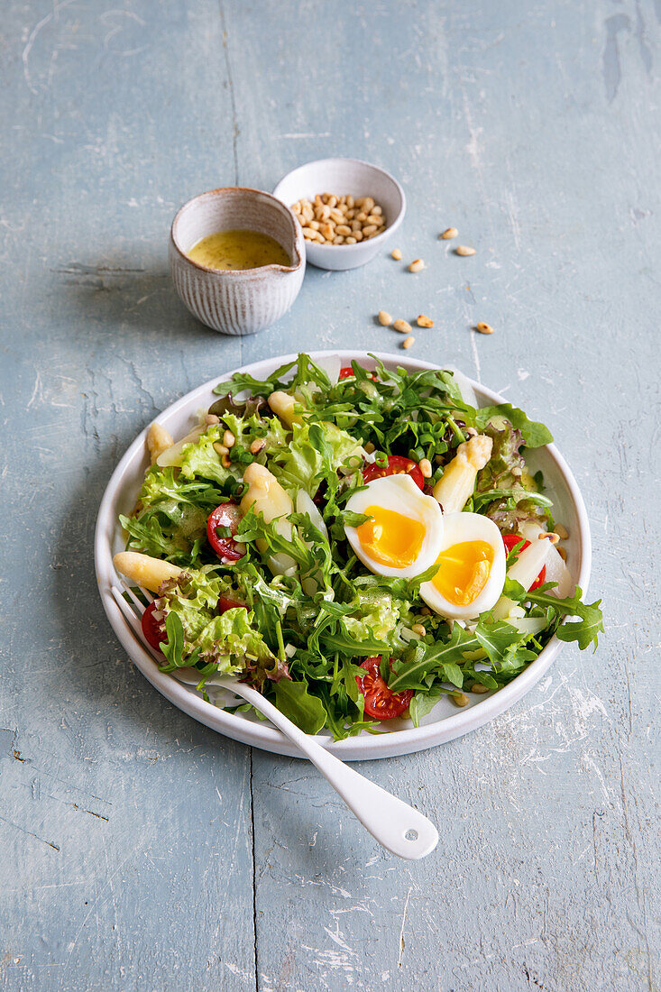 Rocket salad with asparagus and egg