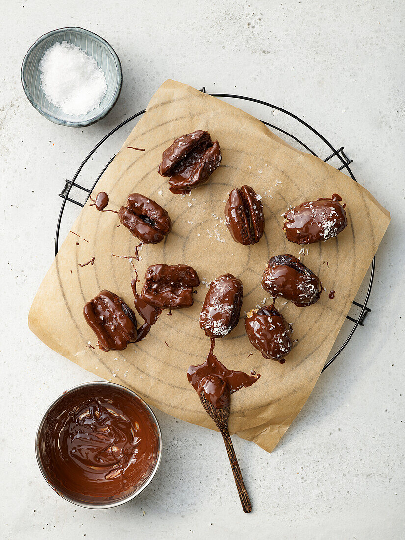 Date pralines with chocolate and coconut