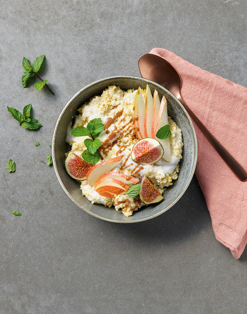 Hirseporridge mit Obst und Kokosjoghurt