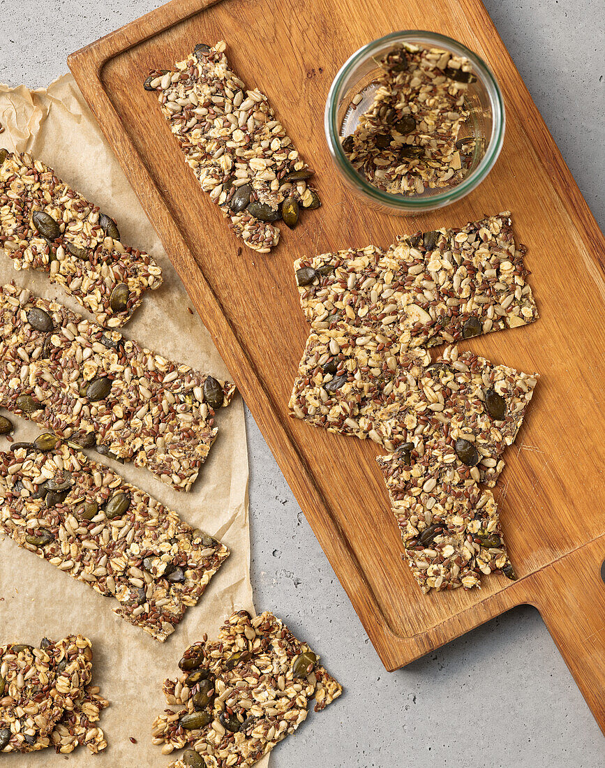 Hausgemachtes Knäckebrot mit Kernen