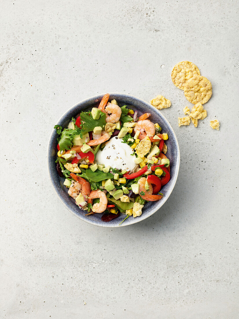 Low-Carb-Taco-Bowl mit Mais-Avocado-Salsa und Garnelen