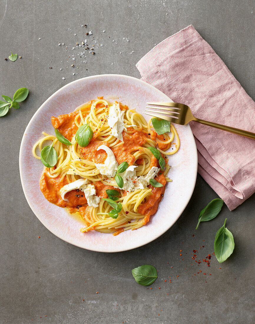 Spaghetti mit roter Sauce und Mozzarella