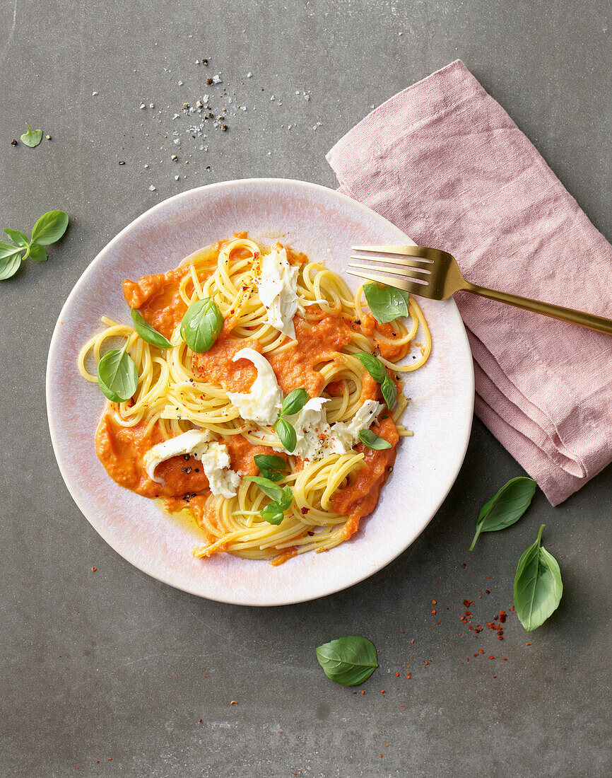 Spaghetti with red sauce and mozzarella cheese