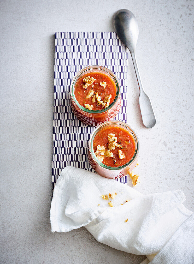 Gazpacho mit Mango und Walnüssen