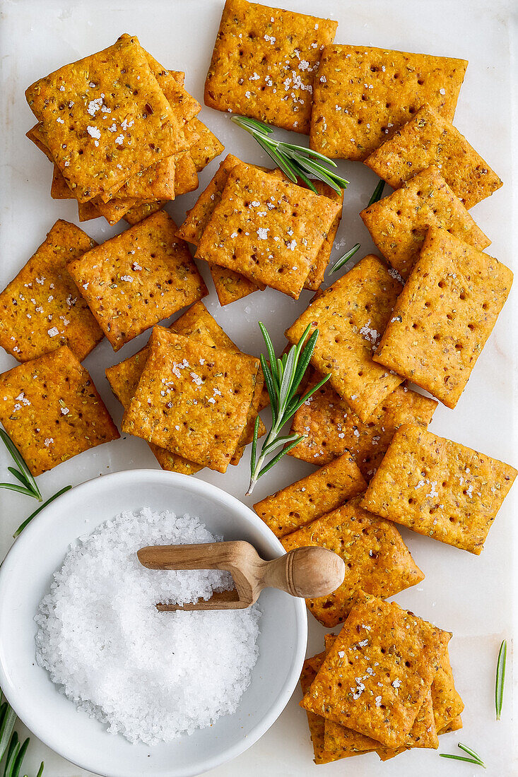 Spicy crackers with rosemary