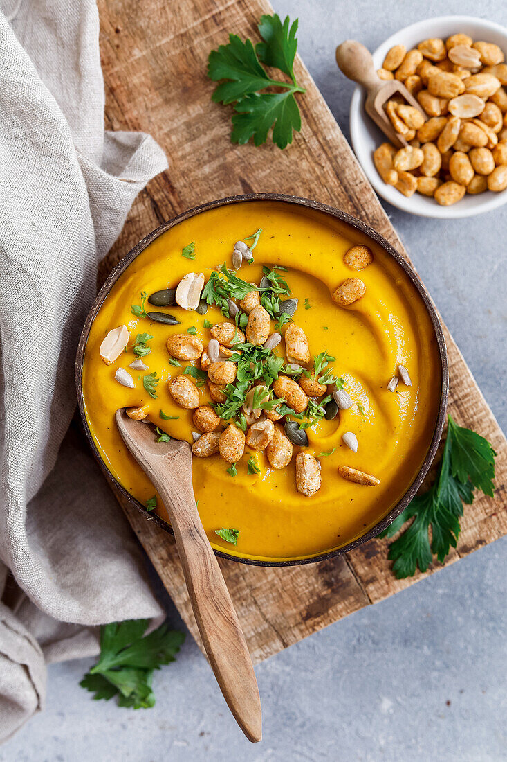 Kokos-Möhren-Suppe mit Erdnusskernen