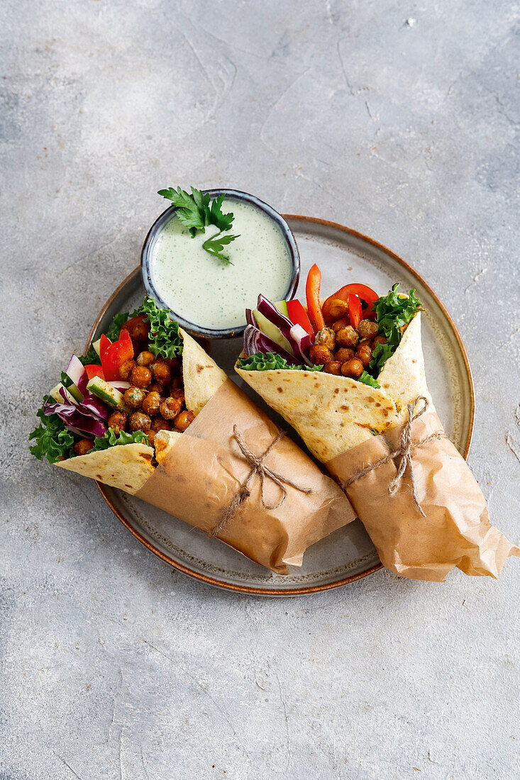 Wraps mit Kichererbsen, Gemüse und Kräuterdip