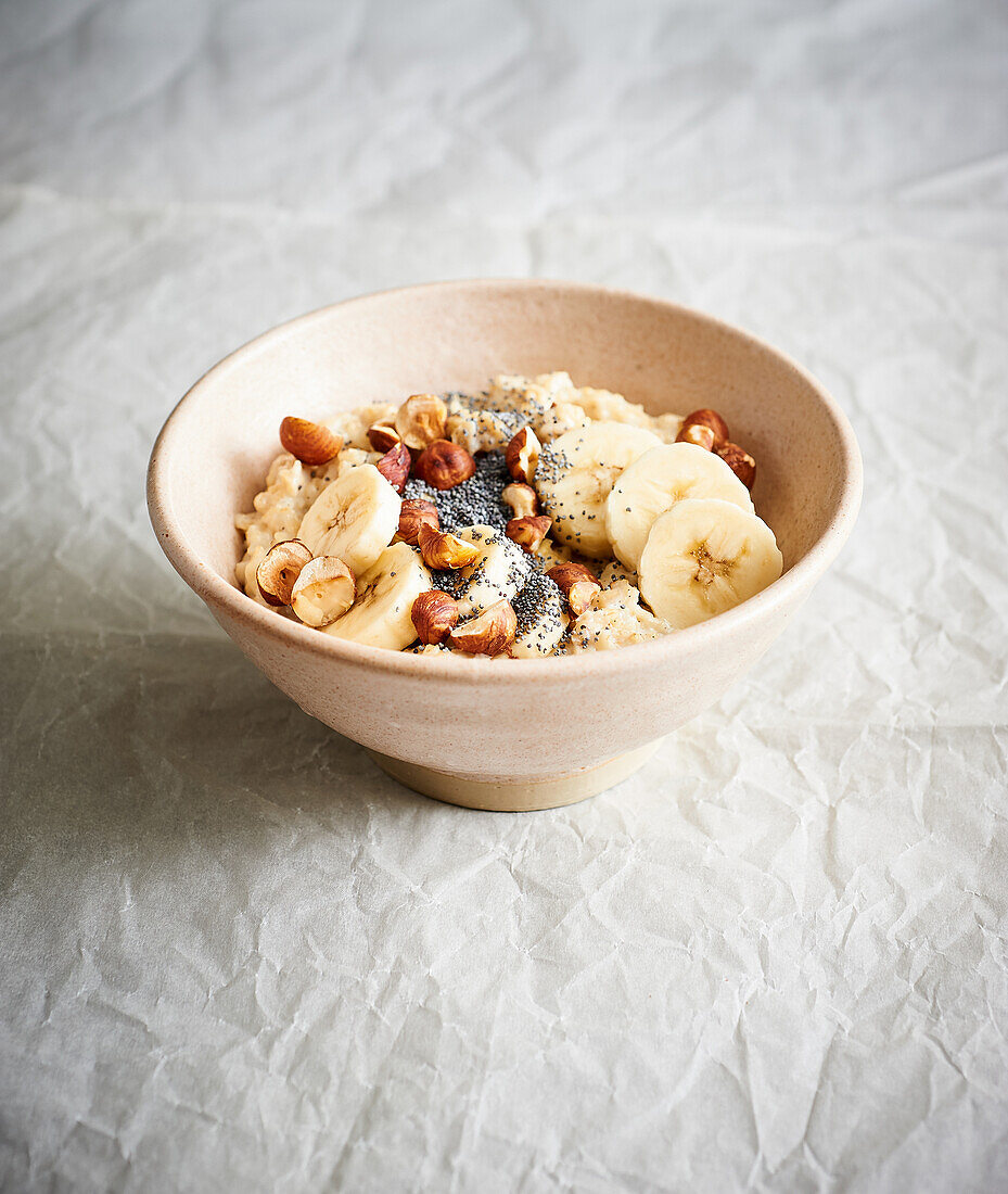 Oatmeal with poppy seeds, bananas, and nuts