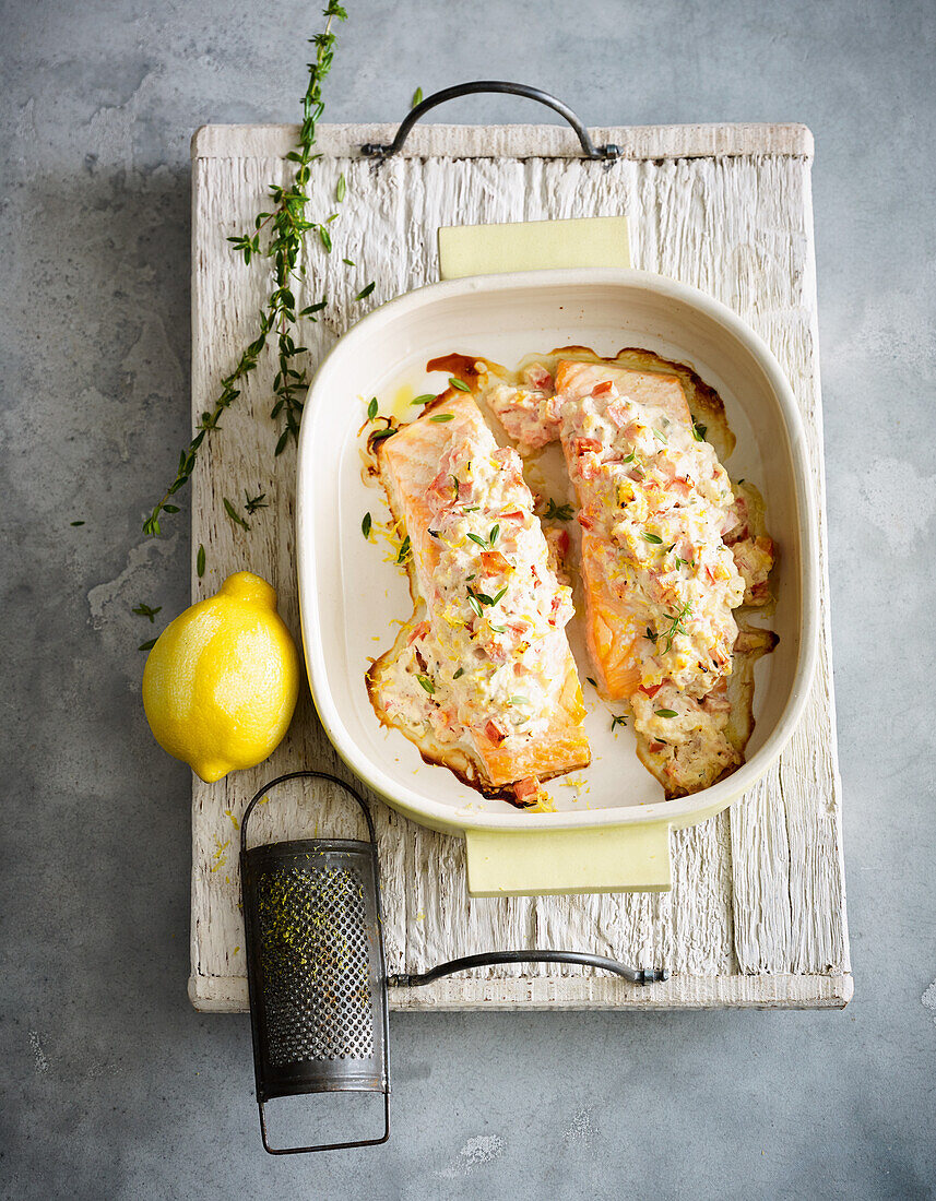 Ofenlachs mit Tomaten und Frischkäse