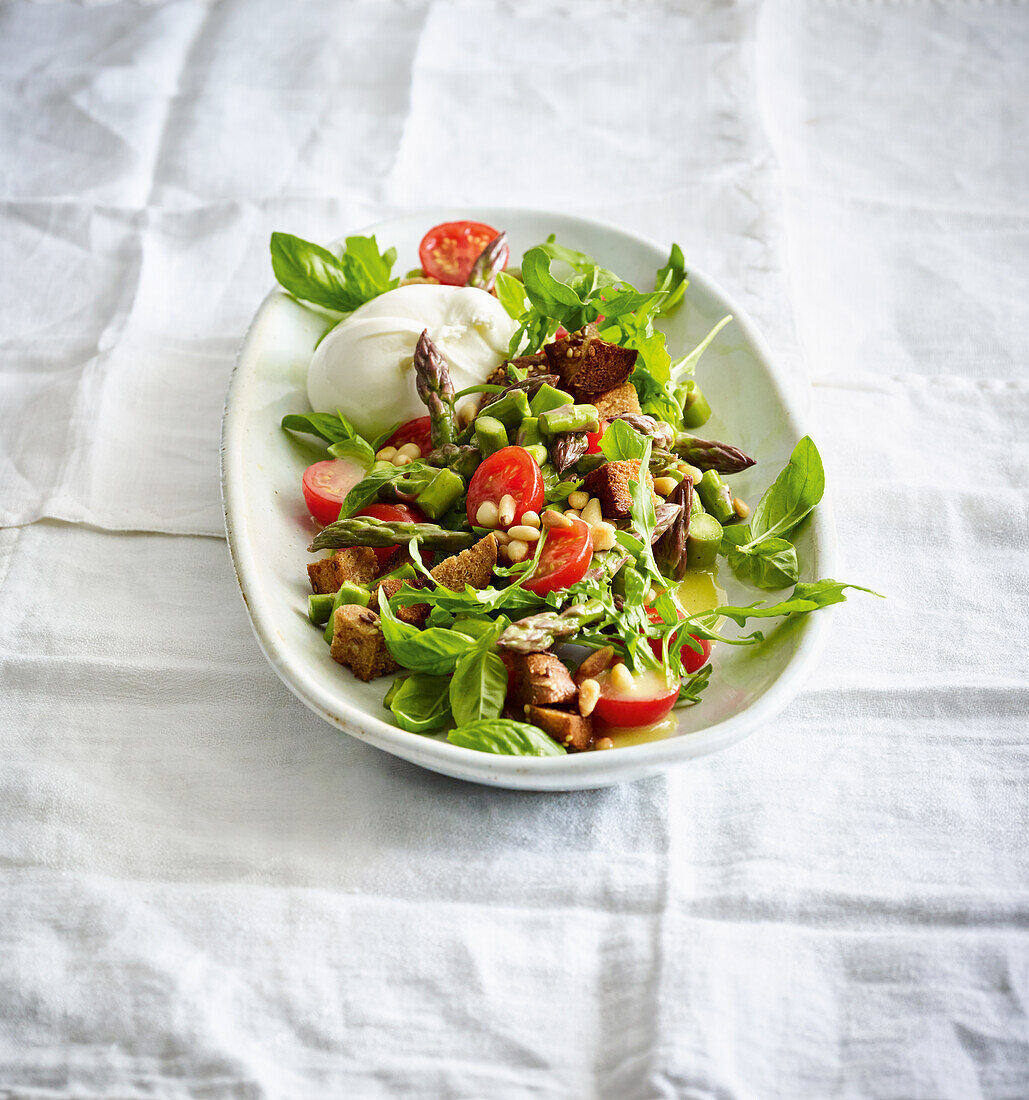 Spargelsalat mit Burrata und Röstbrot