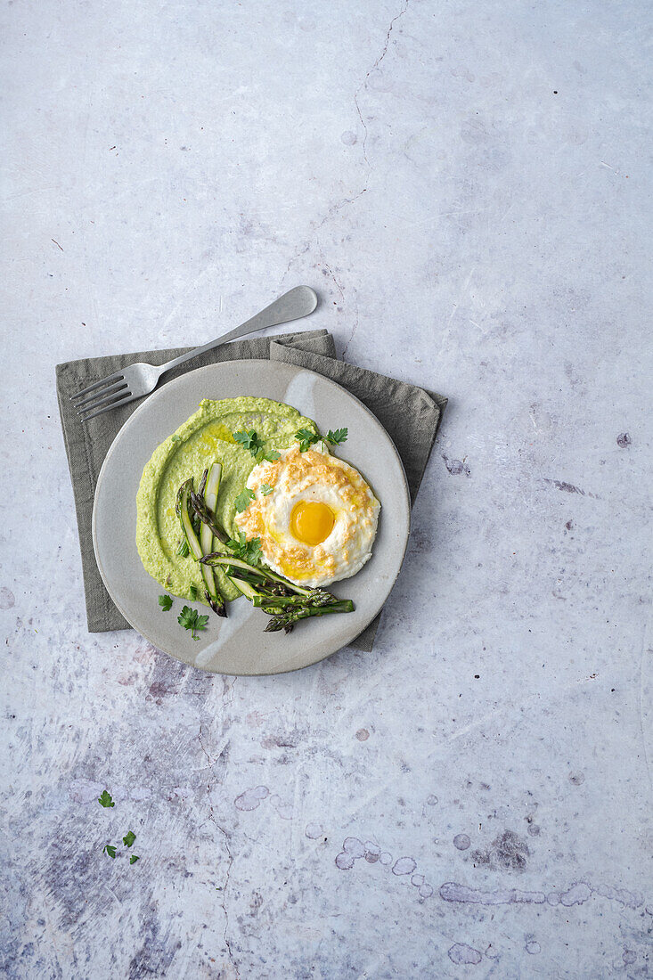 Wolkeneier mit grünem Spargel und Erbsenpüree