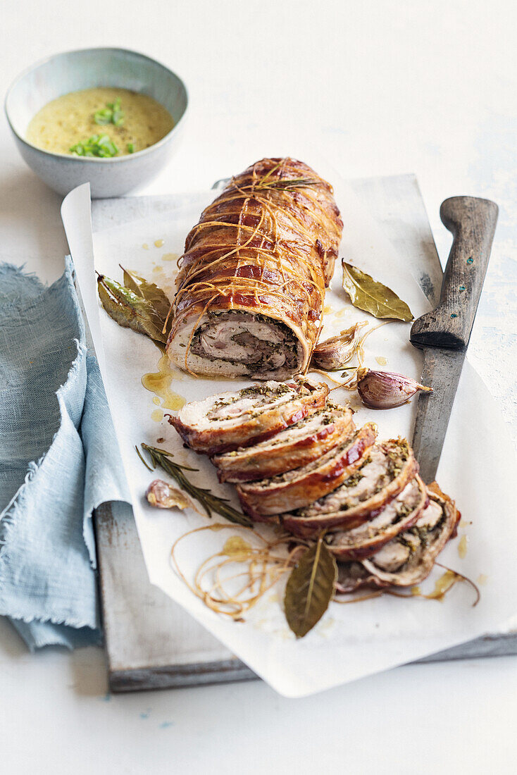 Gefülltes Porchetta-Kaninchen mit Zwiebelcreme