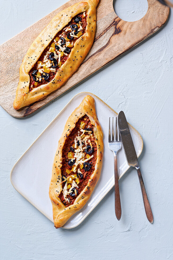 Türkische Pide mit Paprika und Oliven