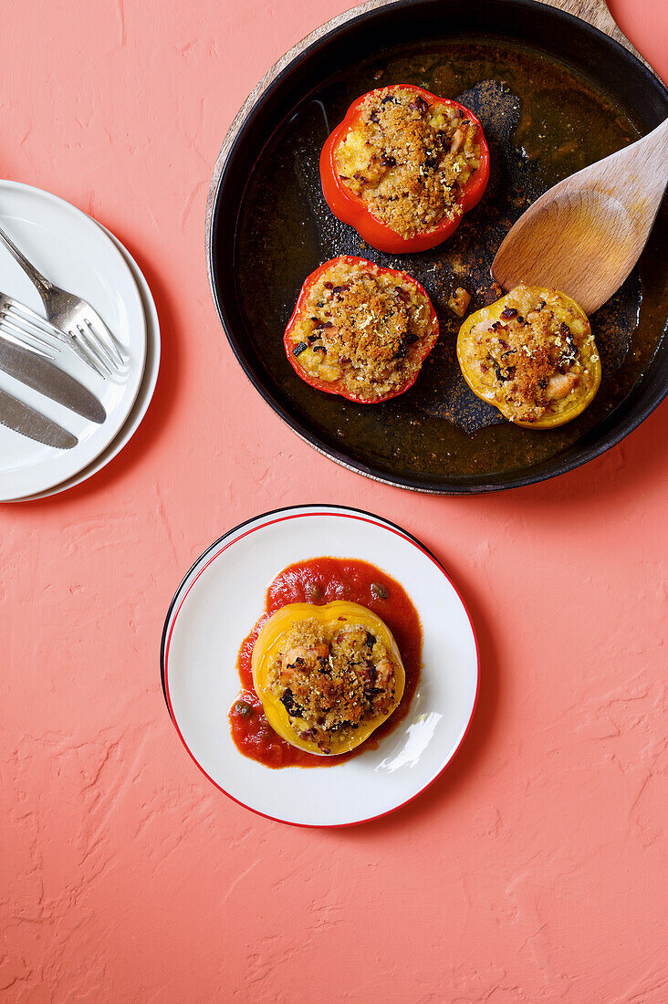 Gefüllte Paprika mit Hirse und Tomatensauce