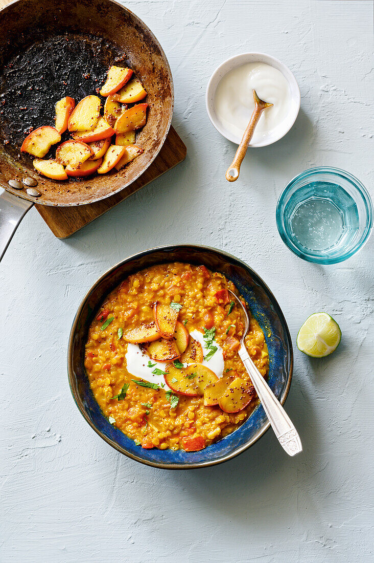 Tomaten-Limetten-Dal mit karamellisierten Äpfeln