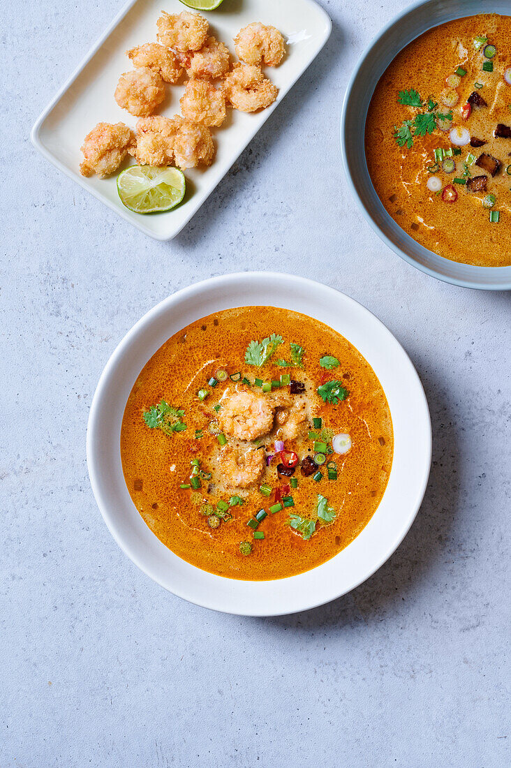 Rote Curry-Kokos-Suppe mit Räuchertofu und Garnelen