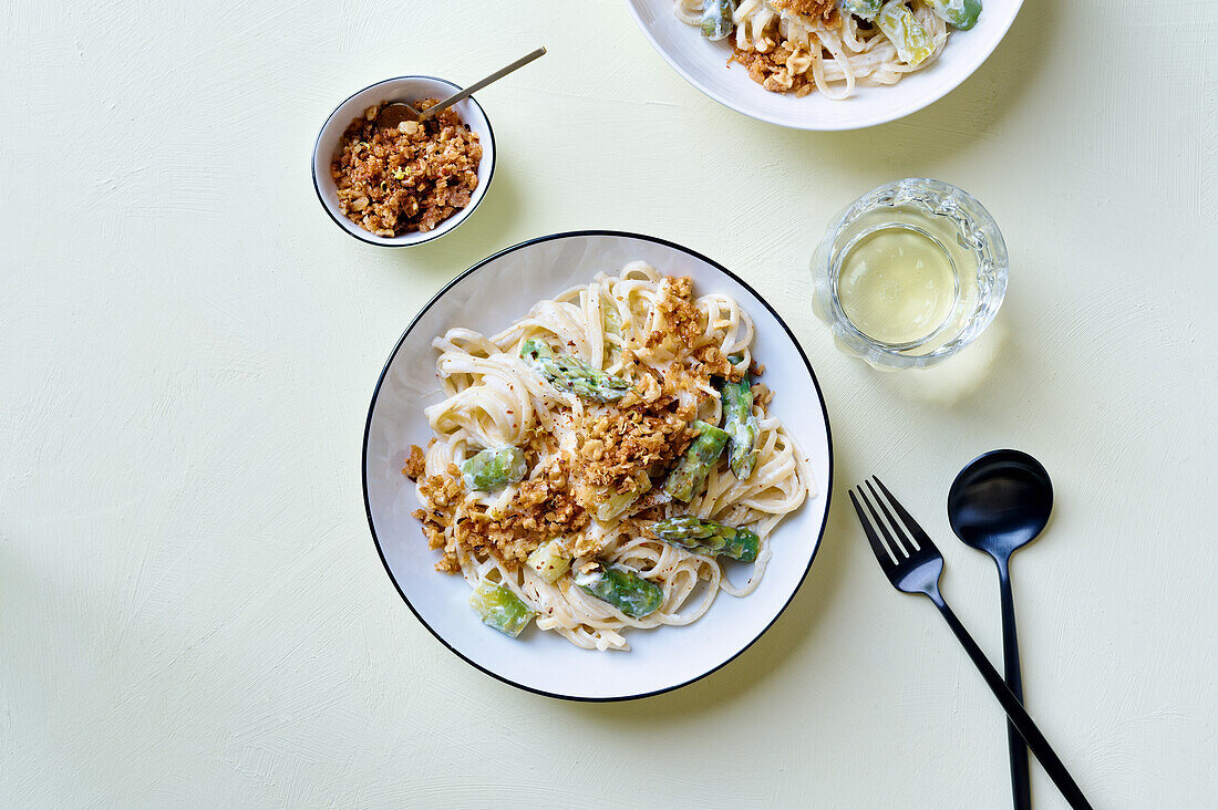 Asparagus and lemon pasta with ricotta and garnished with nuts