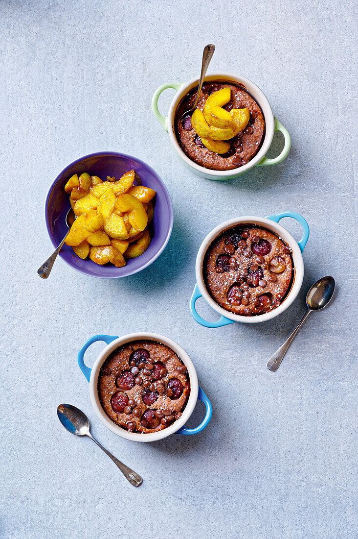 Baked oatmeal with grapes and spiced pears