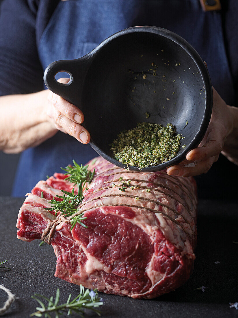 Rindfleisch mit Kräutermischung bestreichen