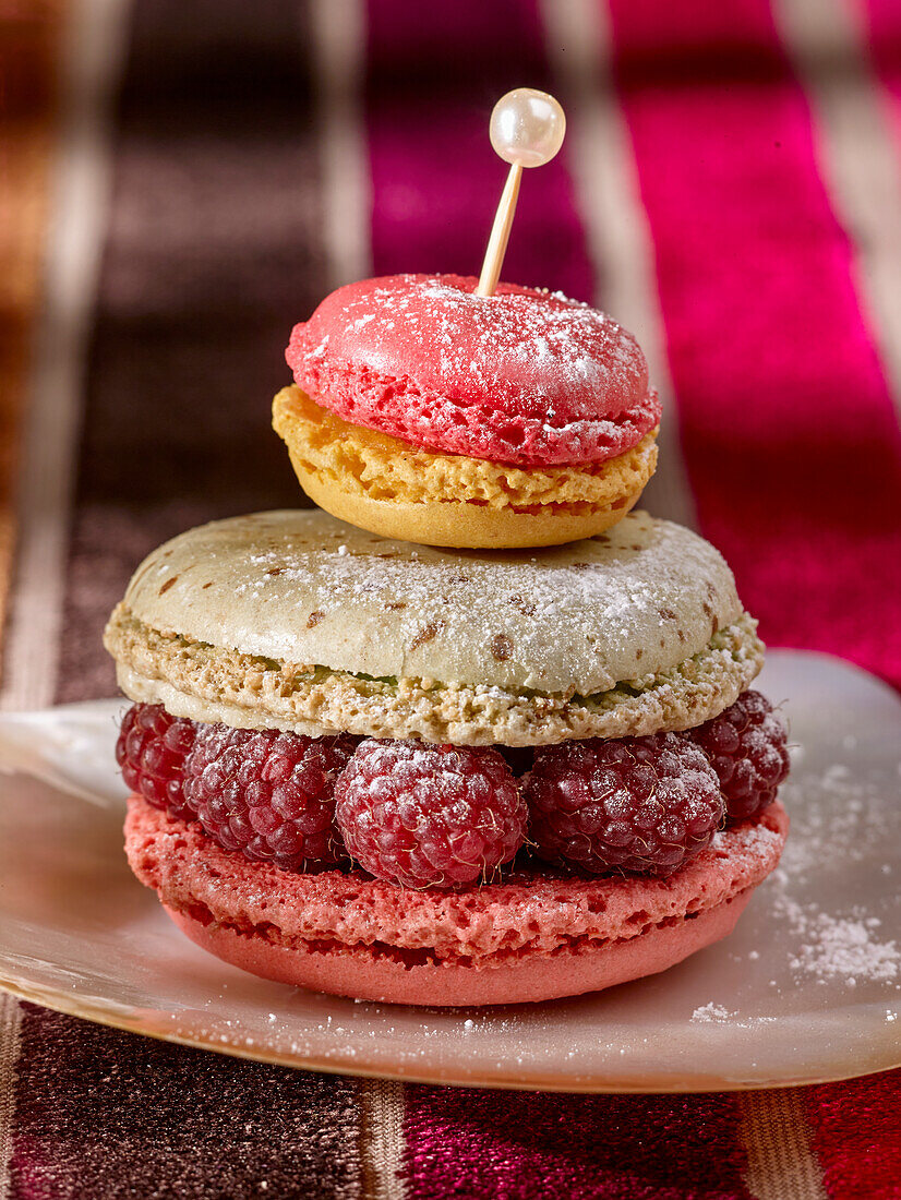 Mini und Maxi Macarons mit Himbeeren