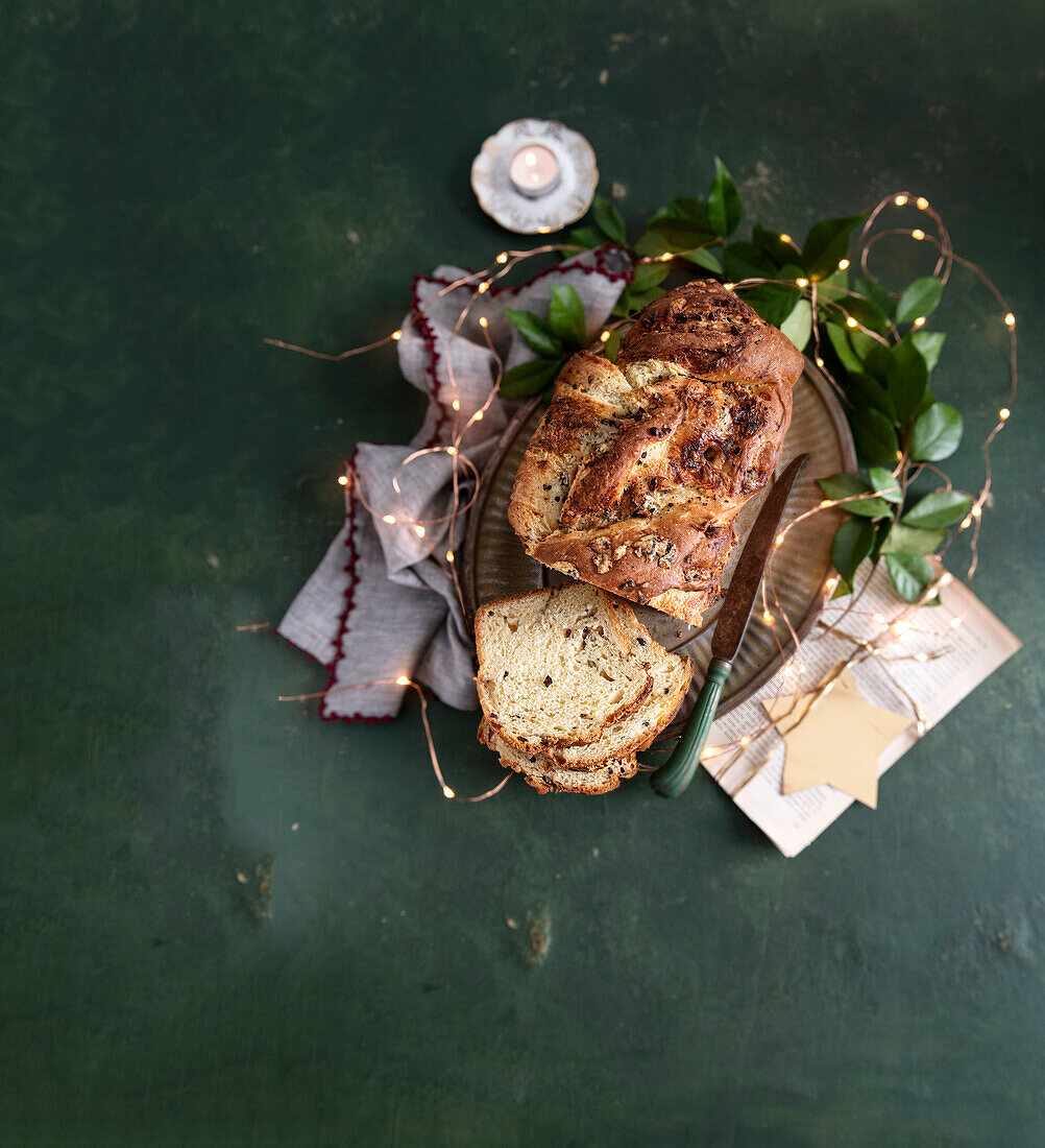 Deftiger Weihnachtszopf mit Gorgonzola