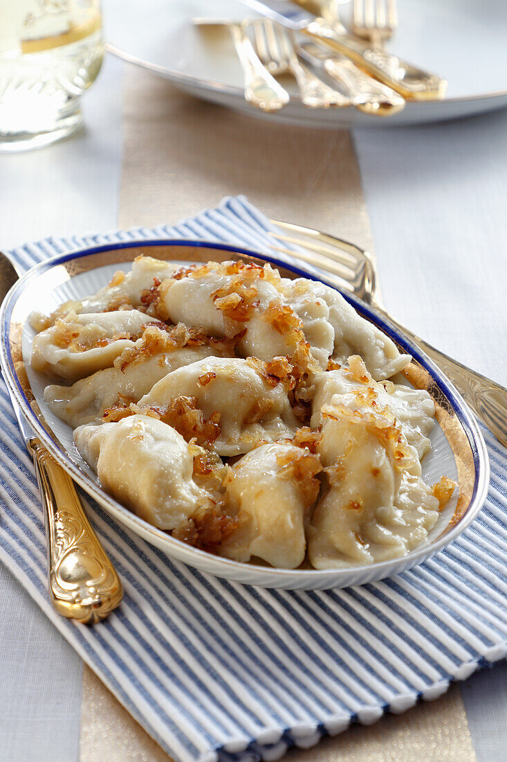 Pierogi (Klösschen mit Fleischfüllung und Röstzwiebeln)