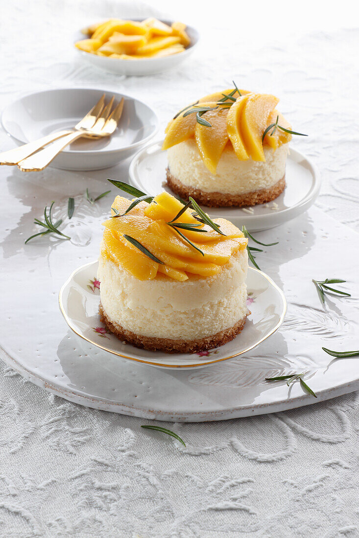 Mini cheesecake with mango slices