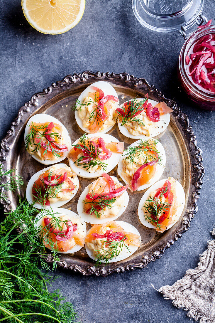 Gekochte Eier mit Lachs, Zitronenmayonnaise und eingelegten roten Zwiebeln