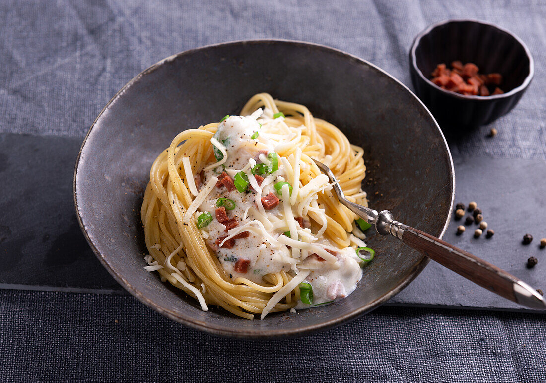 Spaghetti with vegan carbonara sauce