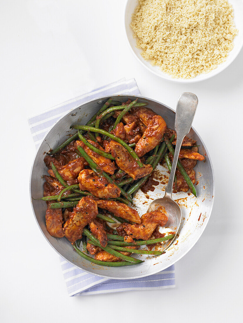 Würziges, marokkanisches Hähnchen mit grünen Bohnen und Zitronen-Couscous