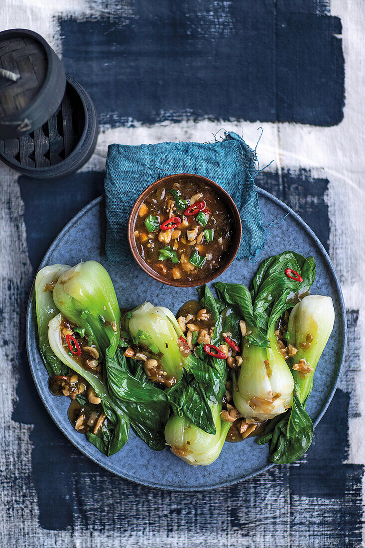 Gedämpfter Pak Choi mit scharfer Ingwer-Cashewsauce