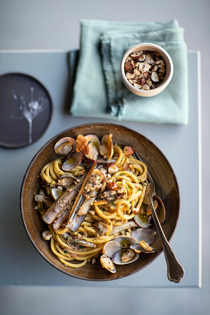 Spaghetti alla Chitarra mit Cannolicchi (Schwertmuscheln) und gerösteten Haselnüssen