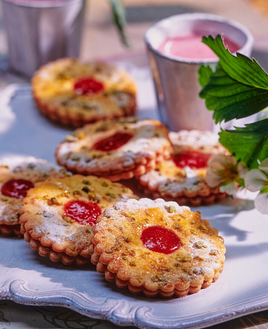 Sables mit Erdbeermarmelade