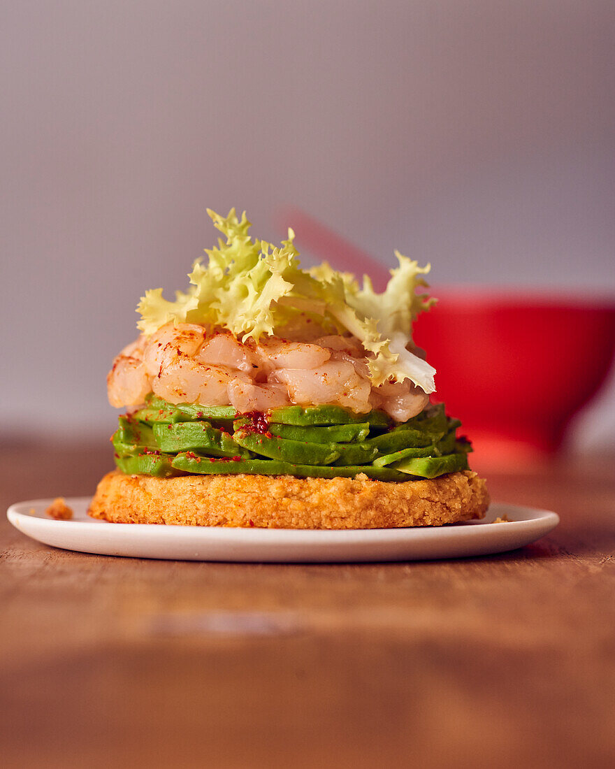 Doraden-Tartar mit Avocado auf Parmesan-Küchlein