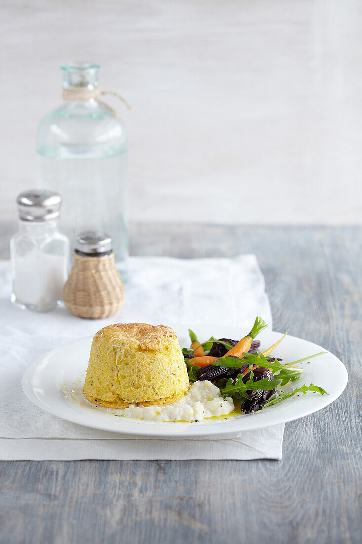 Zweimal gebackenes Ziegenkäse-Souffle mit Blumenkohlcreme