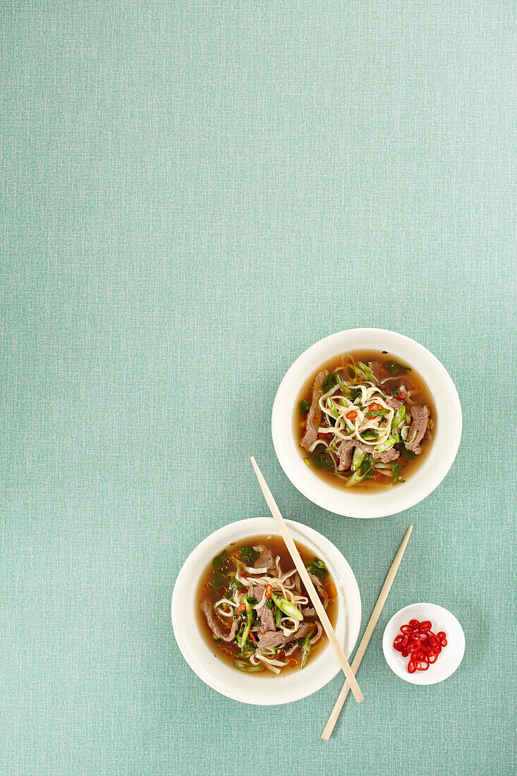 Nudelsuppe mit Rindfleisch und Koriander