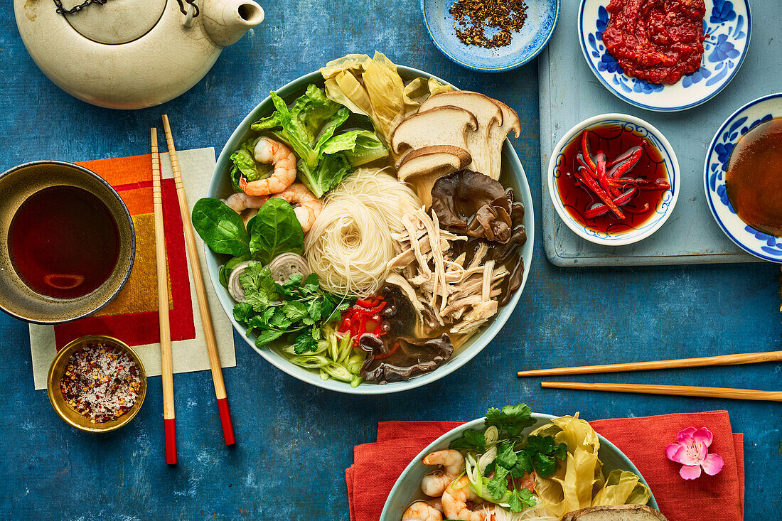 Chinesische Reisnudelsuppe mit Fleisch, Garnelen und Gemüse