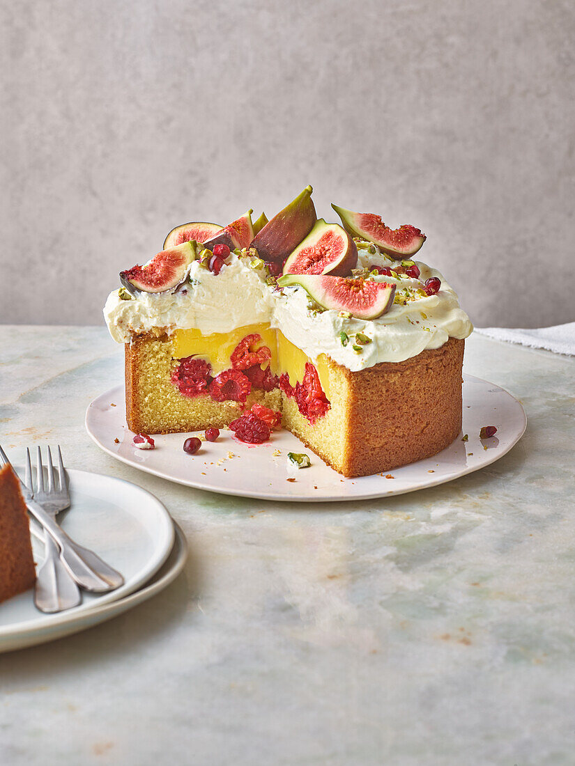 Biskuittorte mit Himbeeren, Vanillesoße, Sahne und Feigen