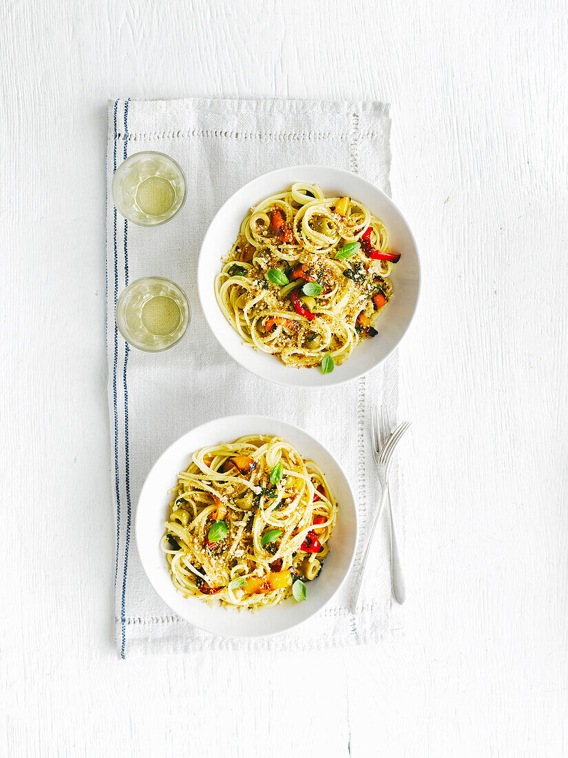 Linguine mit gerösteter Paprika und Oliven