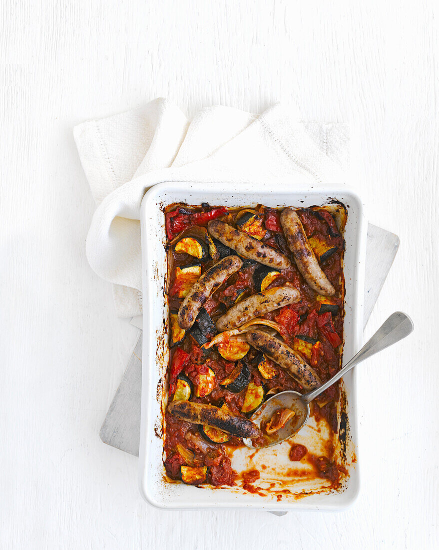 Ratatouille mit Würstchen aus dem Ofen