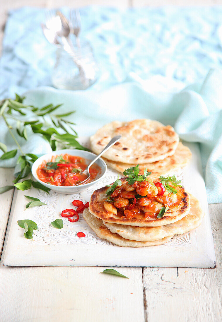 Roti mit Butter-Bohnen-Curry und Tomatensalsa